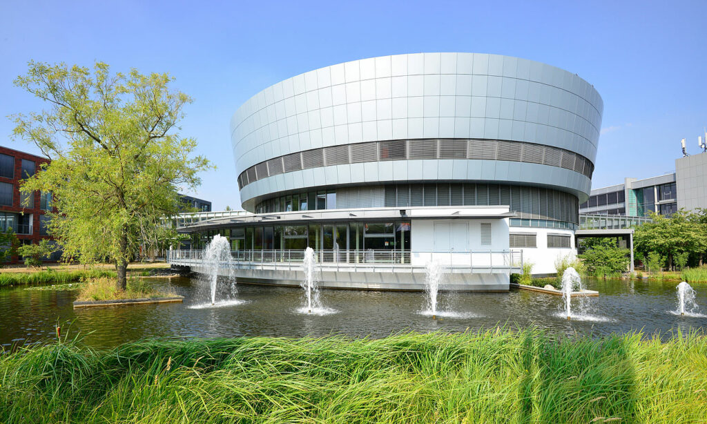 Die Arena bietet Platz für das Betriebsrestaurant, ein Bistro, Büros sowie Konferenzflächen