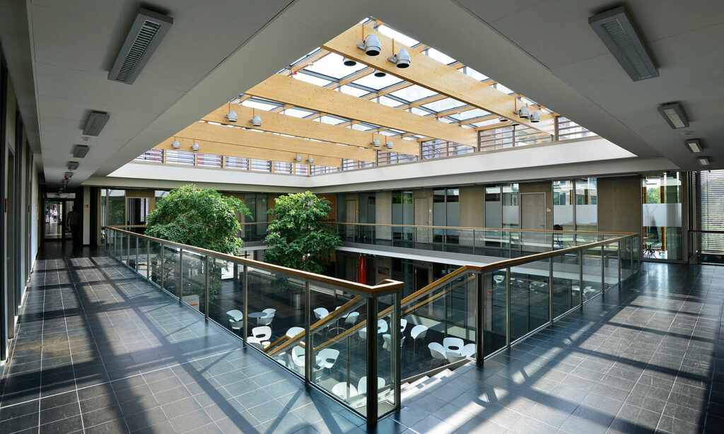 Treffpunkt der Business-Community, das Atrium im InnovationsCampus