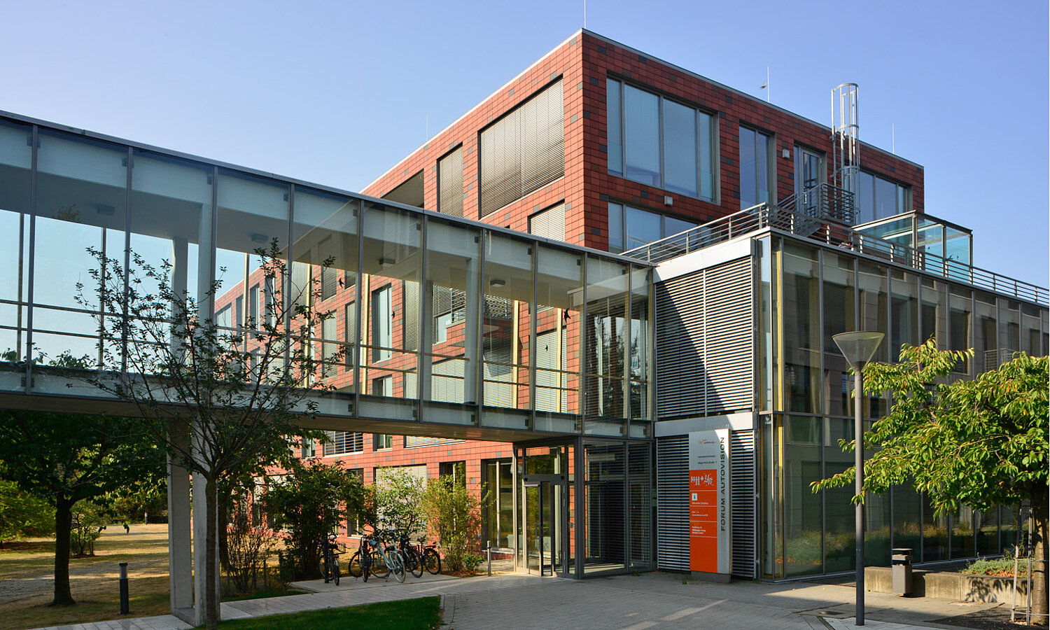 Haupteingang zu den Gebäudeteilen InnovationsCampus 1 - 6 auf dem Forum AutoVision.